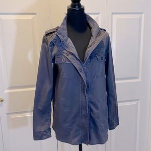 Press utility “Shacket” in blue, size XL.